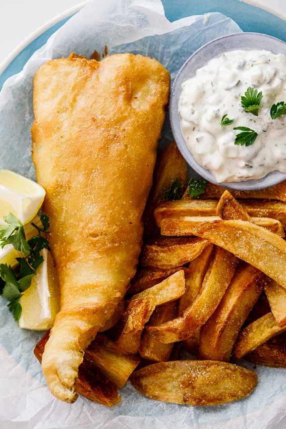Crispy fish and chips with tartar sauce