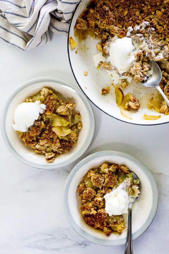 Easy almond apple crumble