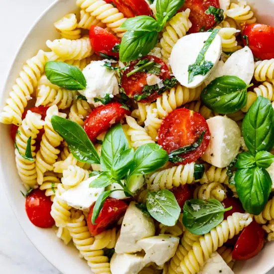 Pasta salad with tomatoes, mozzarella and basil