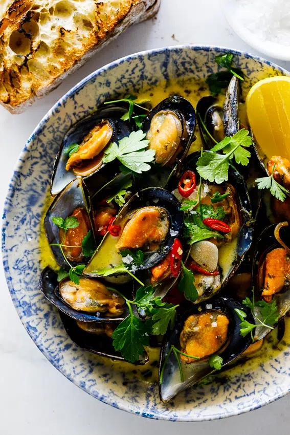 White wine garlic mussels
