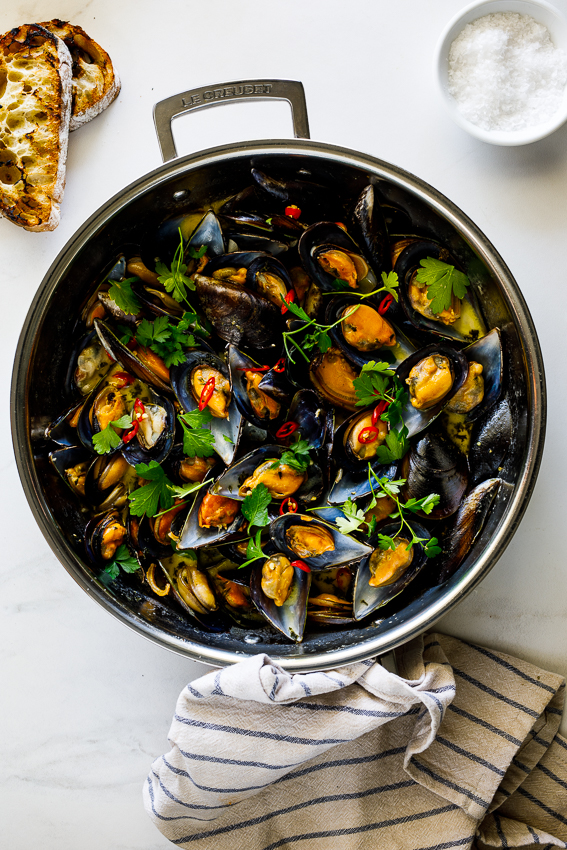 White wine garlic mussels 