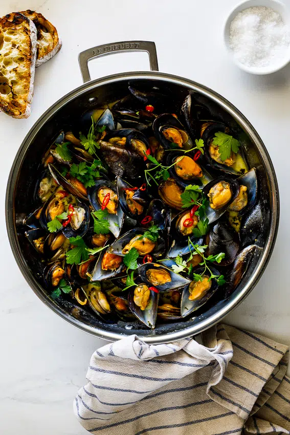 White wine garlic mussels