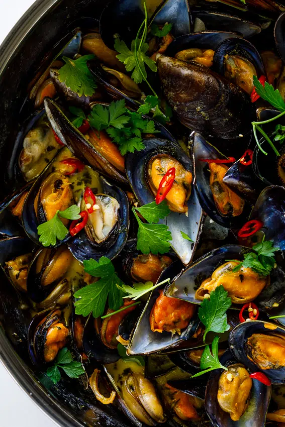 White wine garlic mussels