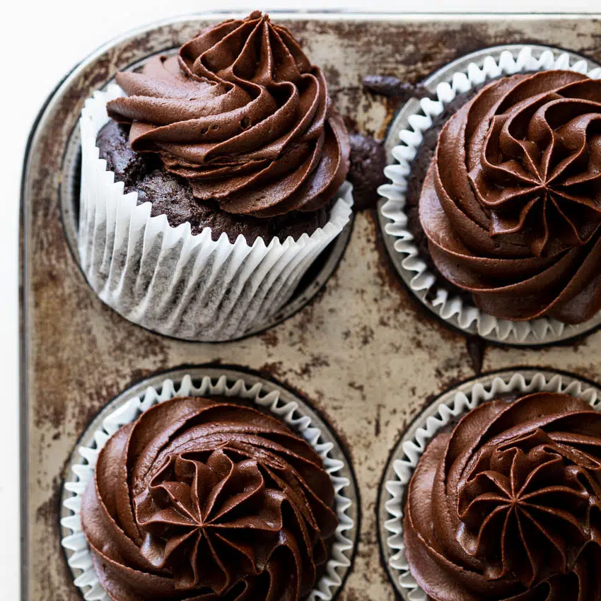 Easy one bowl chocolate cupcakes
