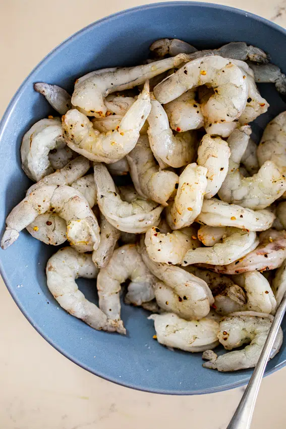 Peeled shrimp seasoned with salt and pepper.