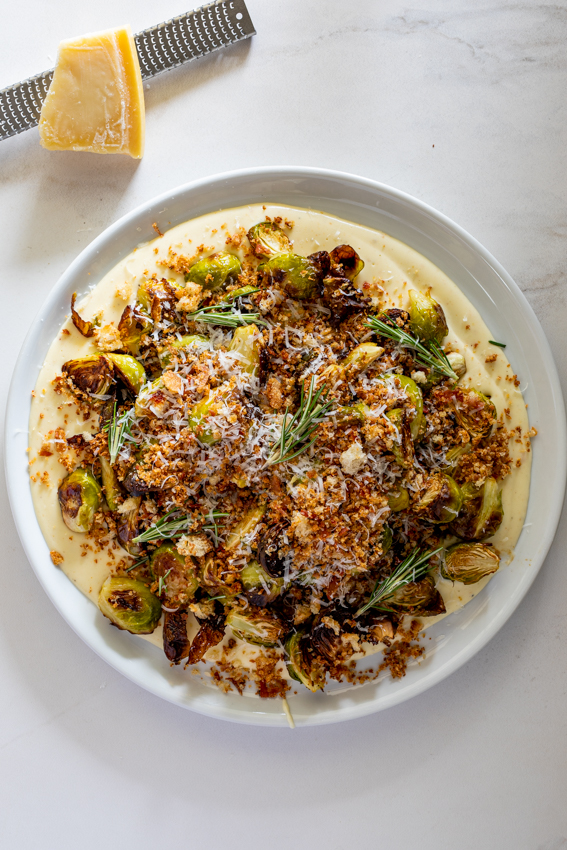 Brussels sprouts on cheese sauce with prosciutto crumbs 