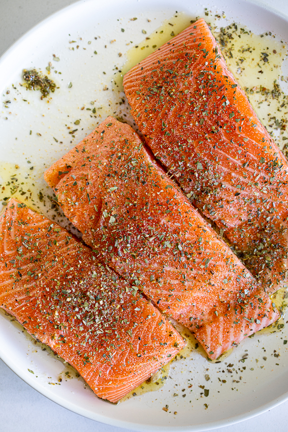 Salmon fillets seasoned with olive oil, lemon juice and oregano.