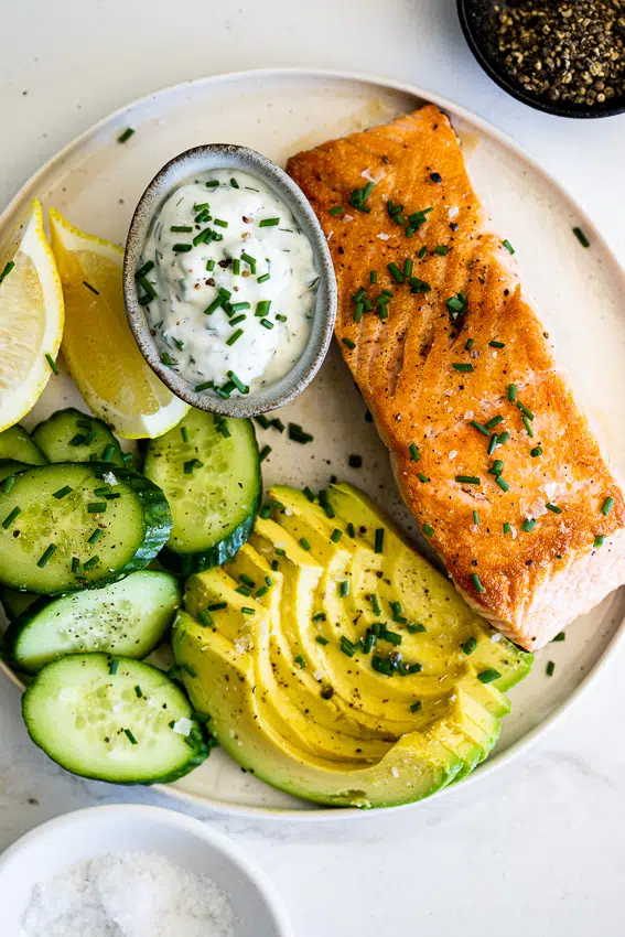 Pan seared salmon with dill yogurt sauce