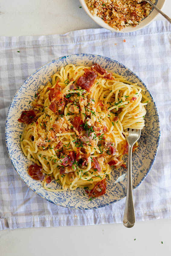 Spaghetti Carbonara with prosciutto crumbs