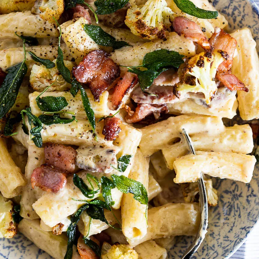 Creamy cauliflower pasta with bacon