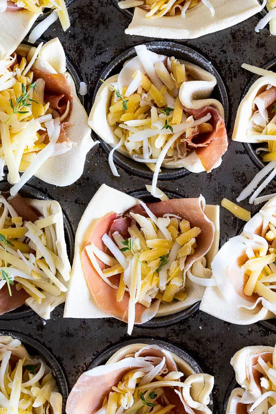 Cheesy prosciutto pastry bites
