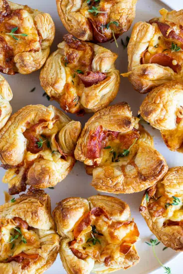 Cheesy prosciutto pastry bites
