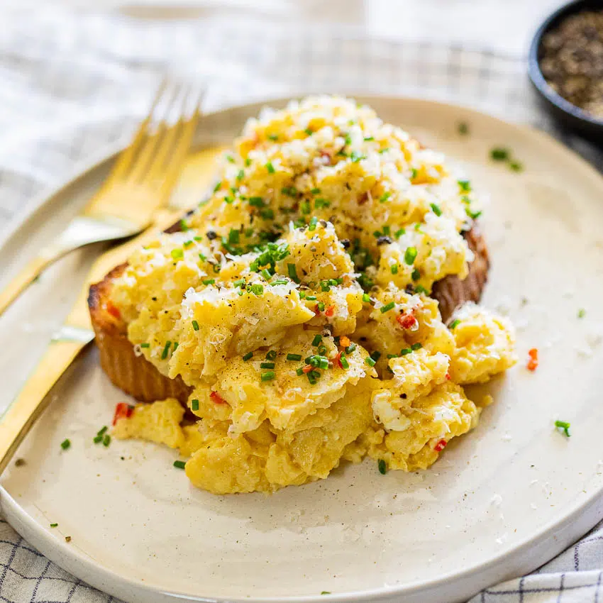 Spicy Cheesy Scrambled Eggs