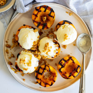 Grilled peaches with oat crumble