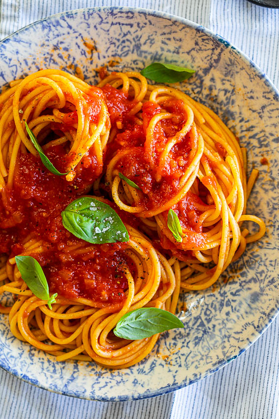 Pomodoro sauce with cooked spaghetti.