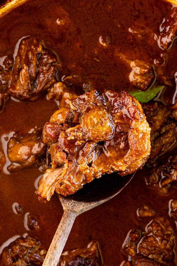 How Do You Cook Oxtails in a Slow Cooker: Easy, Flavorful Guide