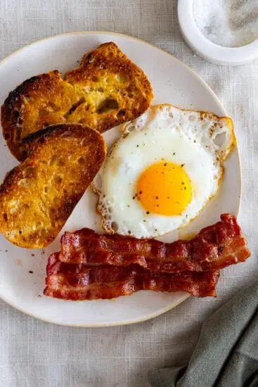 Fried egg, bacon and toast