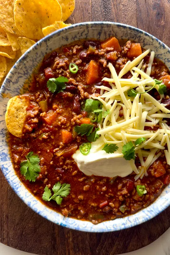 Chilli Con Carne served with sour cream, cheddar cheese and corn chips.