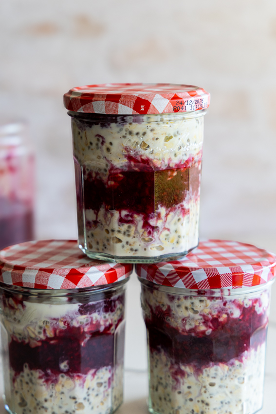 Overnight oats with berry sauce