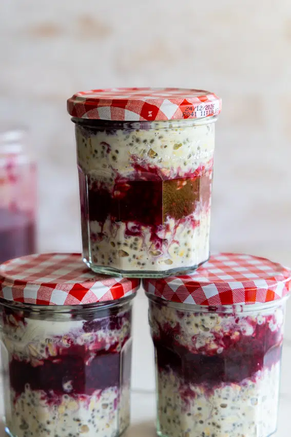 Overnight oats with berry sauce