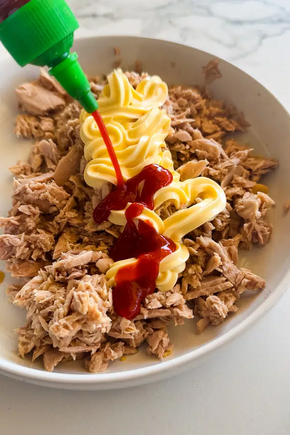 Canned tuna with mayonnaise and sriracha.